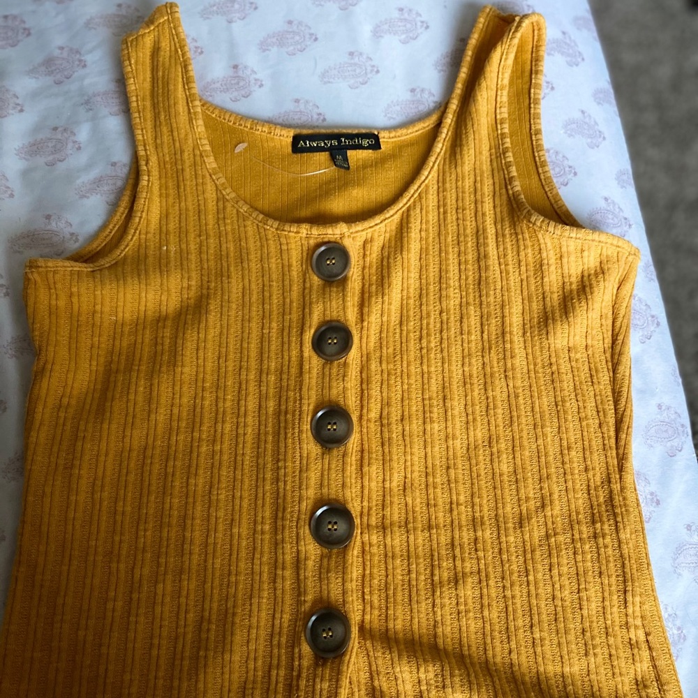 Stylish top that goes with any look - Picture 1 of 2